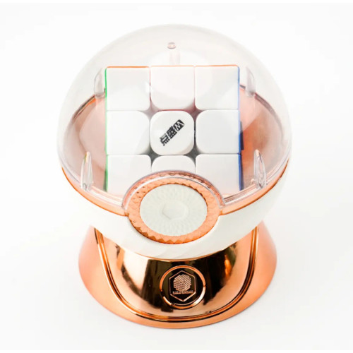 Capsule magnetic cube display