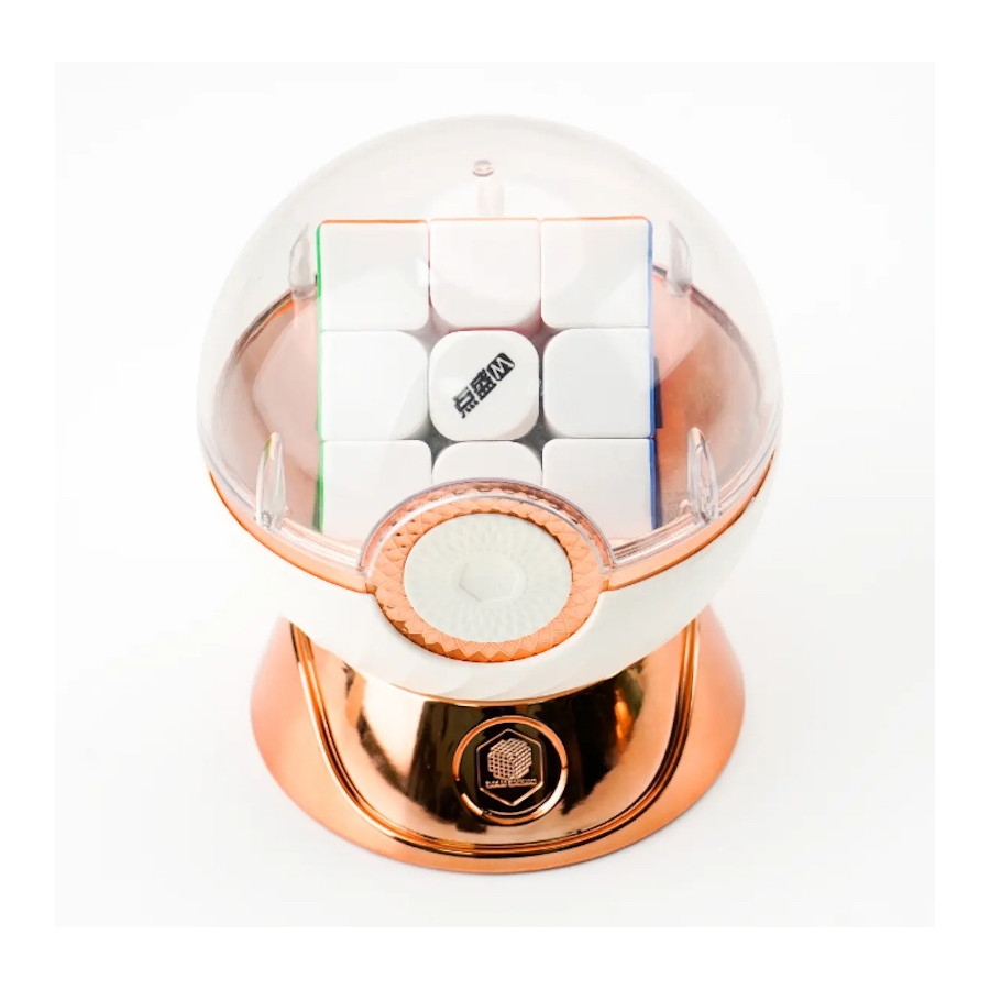 Capsule magnetic cube display